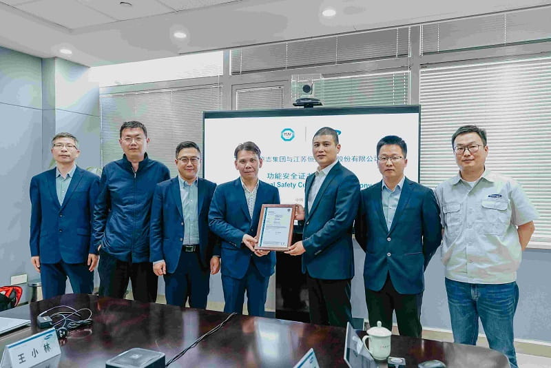 (TÜV南德为恒立液压颁发EN ISO 13849功能安全证书颁证现场合影)