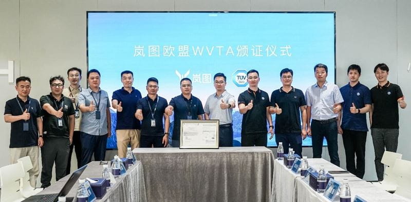TÜV南德与岚图双方代表颁证仪式合影