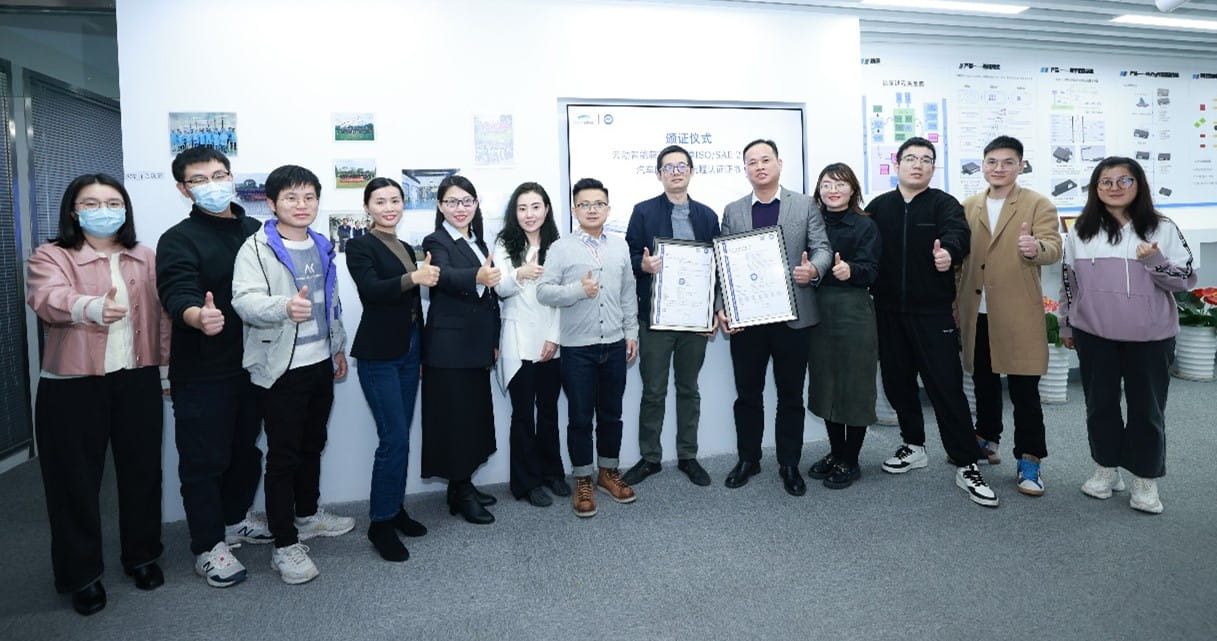 TÜV南德与云动智能双方代表颁证合影留念