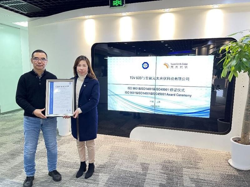 TÜV南德汪微波(左一)为元太光伏副总经理胡宇慧颁发ISO 9001证书