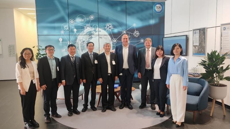 TÜV南德与PCCC双方代表签约仪式合影