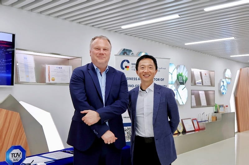 中国德国商会华南及西南地区执行董事兼董事会成员马廷坤先生（左）与TÜV南德北亚区行销副总裁吕岳宪先生（右）会前合影