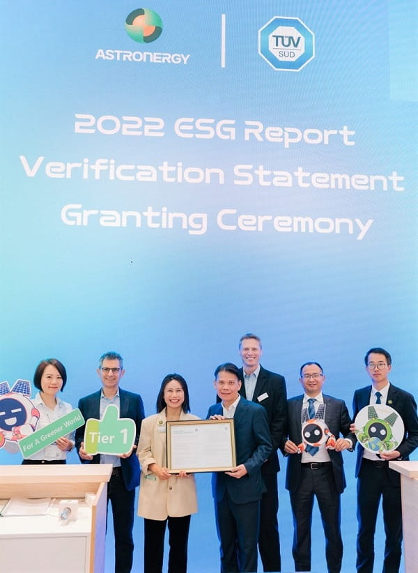 TÜV南德李仲衡先生（右）向正泰新能黄海燕女士（左）颁发2022年度ESG 报告鉴证声明