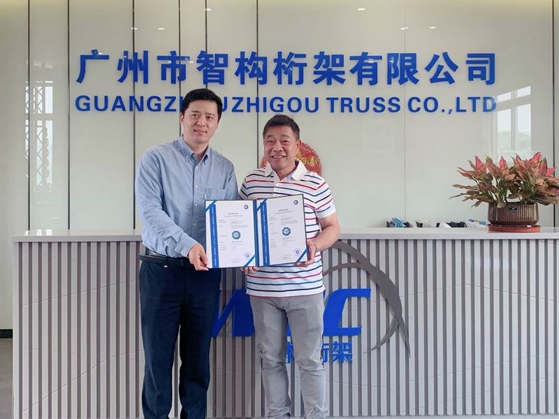 TÜV南德轻工产品部经理郭良亚先生(左)为广州智构总经理蒋伟洪先生(右)颁发TÜV SÜD Mark证书