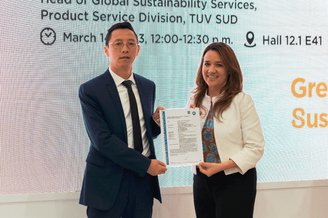 TÜV南德全球可持续服务负责人Natalia Duque Ciceri(右一)为美的楼宇科技研究院院长Steven Meng(左一)颁发热泵产品碳中和达成核查声明