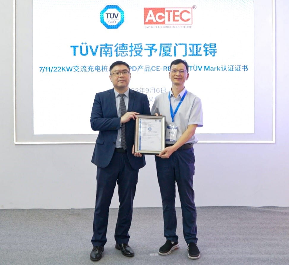 TÜV南德（左）为厦门亚锝电子科技有限公司（右）颁发CE-RED 、CB 和TÜV Mark认证证书