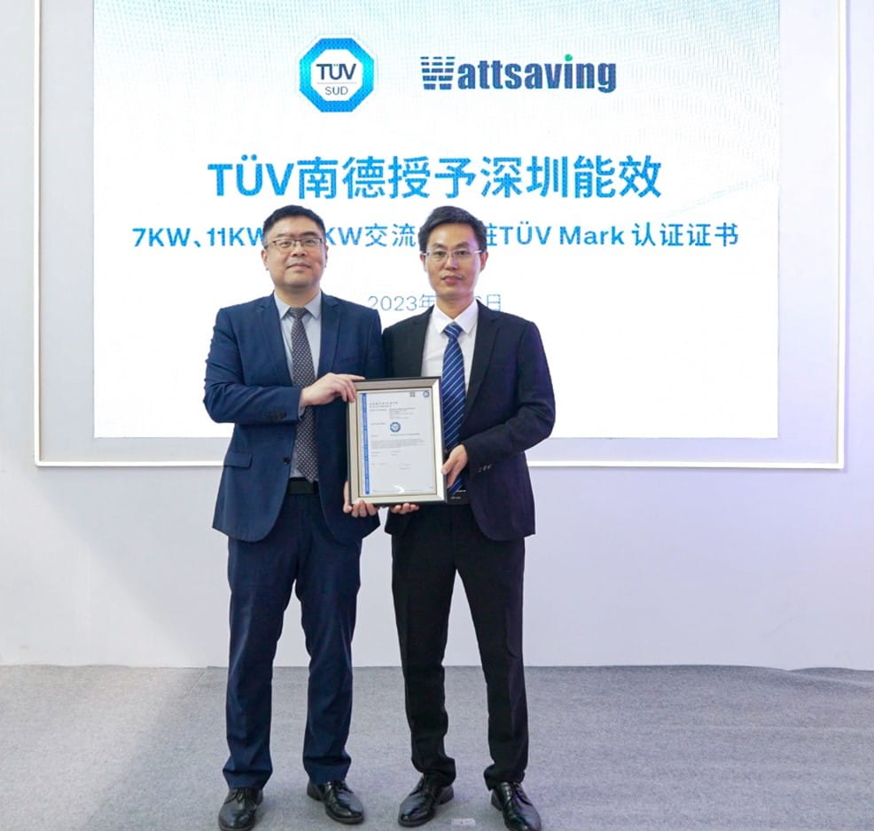 TÜV南德（左）为深圳市能效电气技术有限公司（右）颁发TÜV Mark认证证书