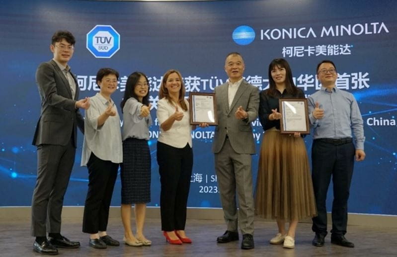 TÜV南德授予柯尼卡美能达多功能数码复合机TÜV南德大中华区首张LCA关键评审声明合影