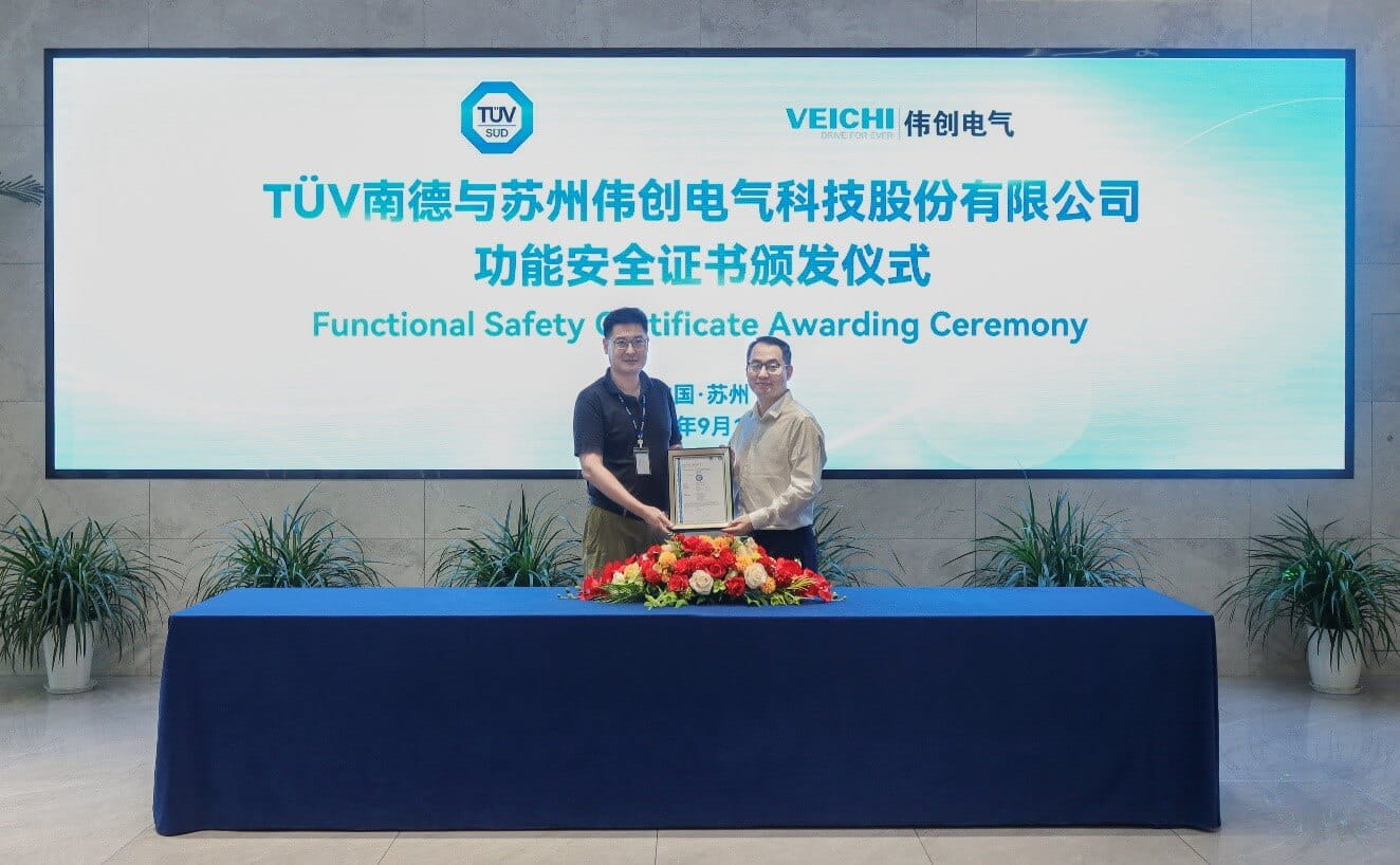 TÜV南德李太伟（右）为伟创电气骆鹏（左）颁发证书