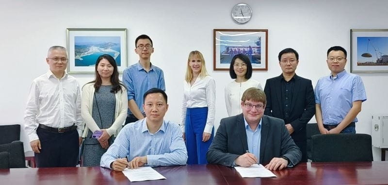 TÜV南德何诺贝博士(右)与中广核工程有限公司廖红彪(左)签署战略合作协议