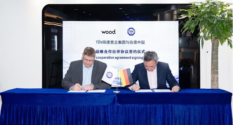 TÜV南德何诺贝博士(左)与Wood中国任晓峰(右)签署战略合作协议