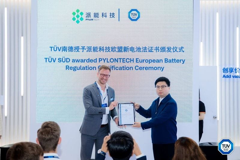 TÜV南德Christian Theeck先生(左)向派能科技罗吉先生(右)颁发证书