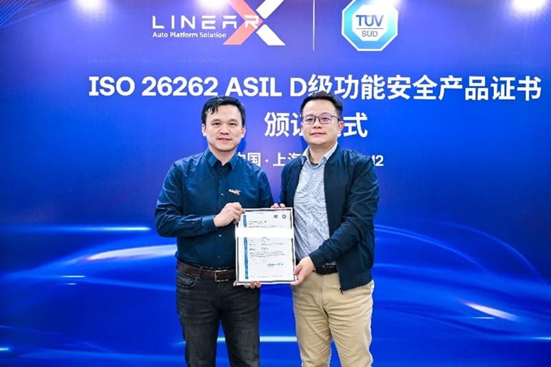 TÜV南德(右)向零念科技颁发ISO 26262 ASIL D级功能安全产品证书