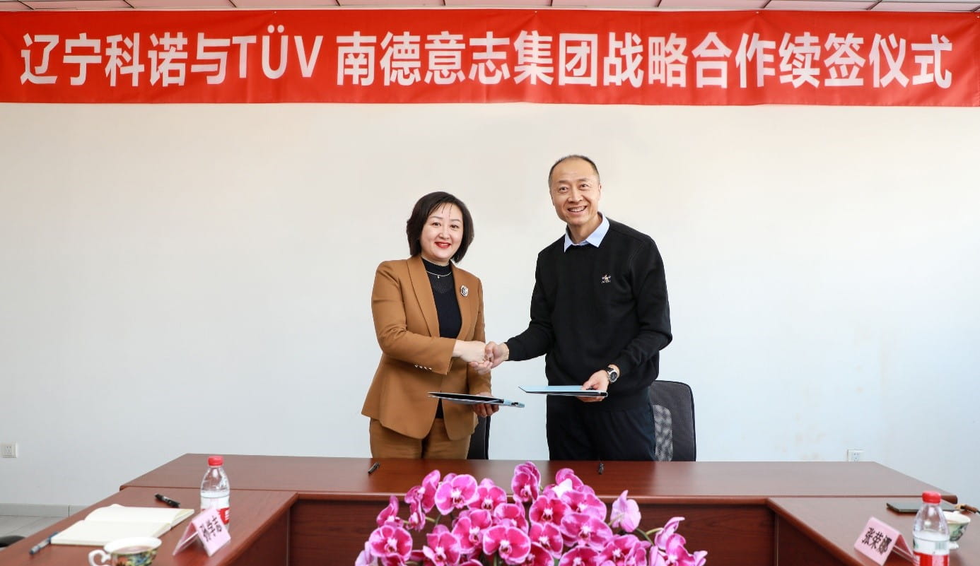 TÜV南德北亚区高级副总裁王卫杰先生（右）与辽宁科诺总经理胡冬梅女士（左）续签战略合作协议