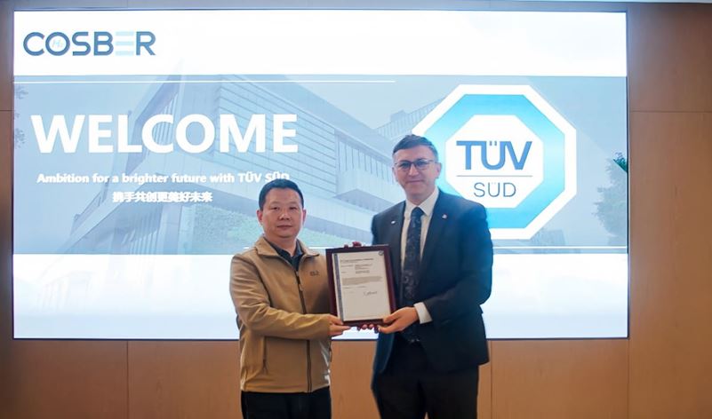 TÜV南德高朗(右)为康士柏周宁博士(左)颁发EMC证书