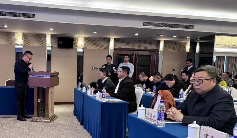 中国纺织品商业协会安全健康防护用品专业委员会顾问宫德胜先生(右)受邀出席研讨会
