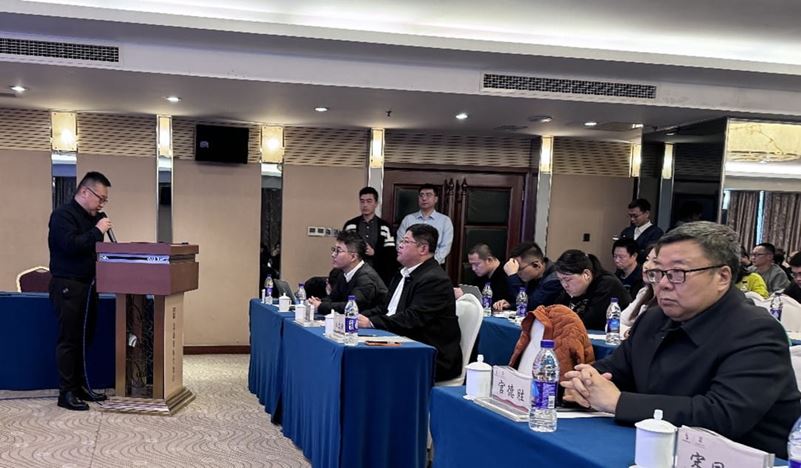 中国纺织品商业协会安全健康防护用品专业委员会顾问宫德胜先生(右)受邀出席研讨会