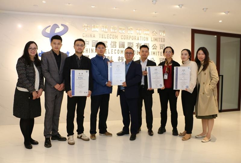 TÜV南德周建勇先生(左五)向中国电信陈柳源先生(左四)颁发证书