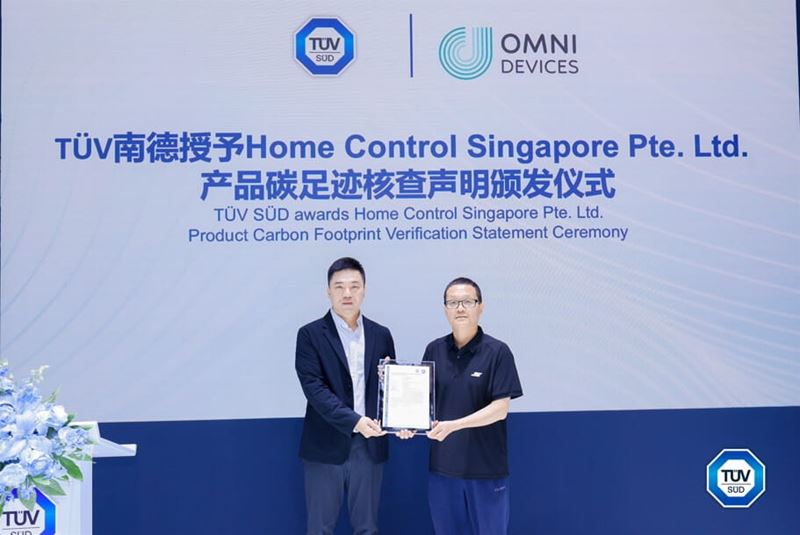 TÜV南德与OMNI双方代表颁证合影