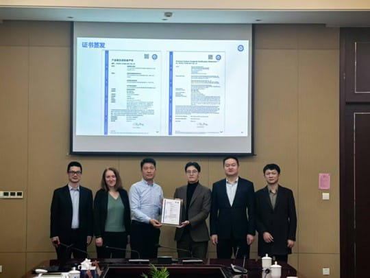 TÜV南德吴宏伟(左3)为盛泽纺织企业颁发产品碳足迹核查声明