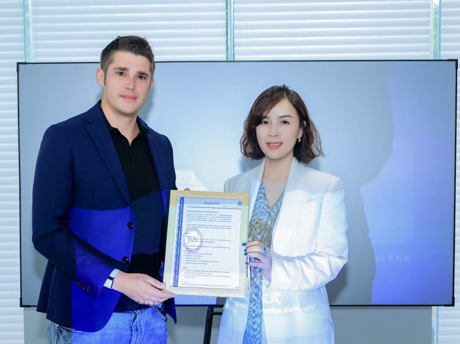 TÜV南德（左）授予安泰新能源 ESG报告独立鉴证声明