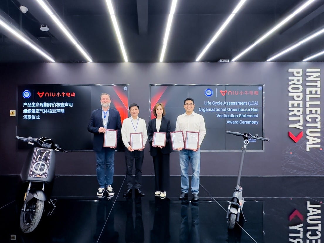 TÜV南德Jens-Olaf Schuler（左一）、张炳刚（左二）为小牛电动CEO李彦（右一）、CFO周雯娟颁发证书