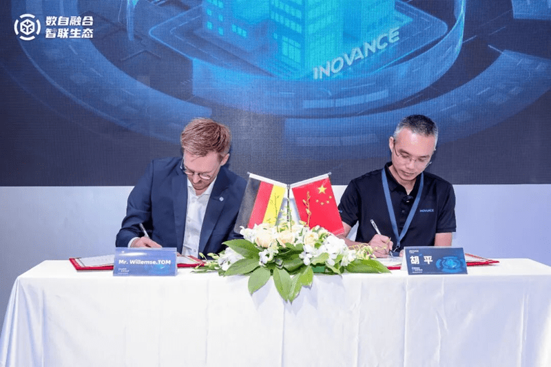 TÜV南德Tom Willemse(左)与汇川技术控制产品竞争力总监胡平签署战略合作协议