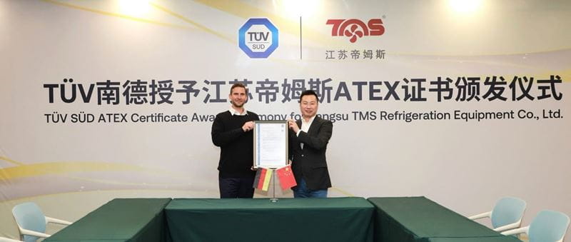 TÜV南德Kristof De Gersem(左)为江苏帝姆斯颁发证书