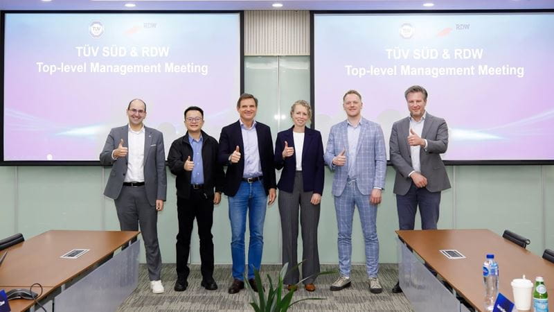 TÜV南德与荷兰交通部高层合影