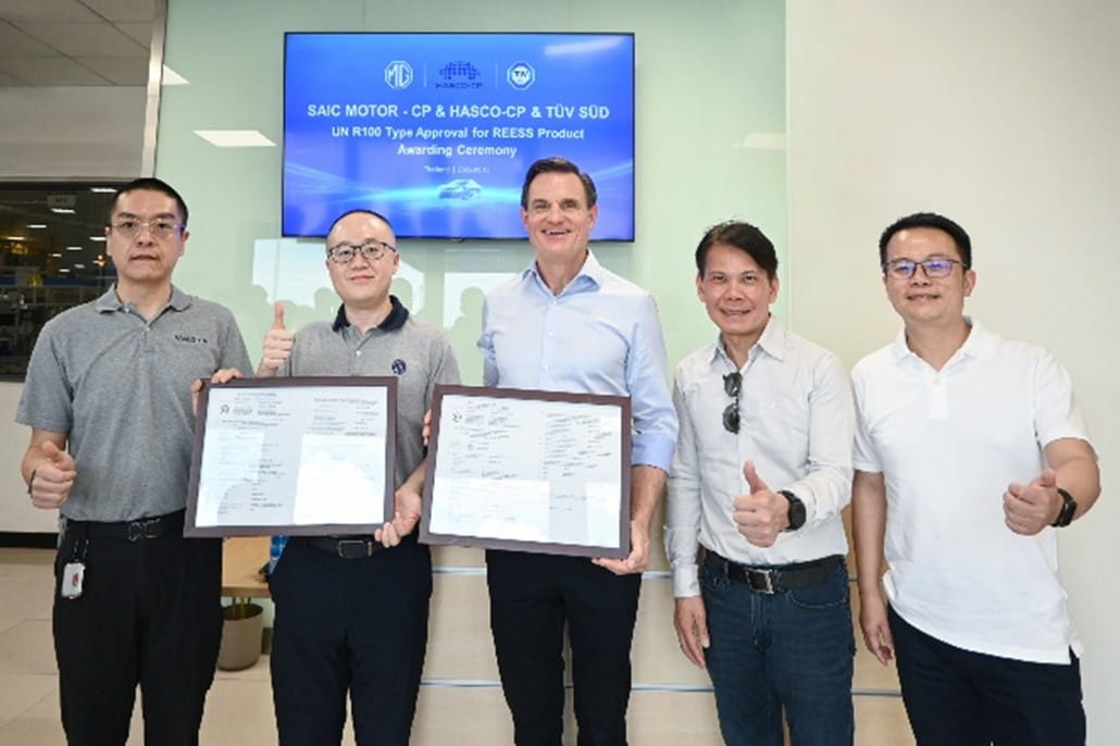 TÜV南德范华德（右三）向上汽正大及华域正大颁发动力电池UN R100型式批准证书