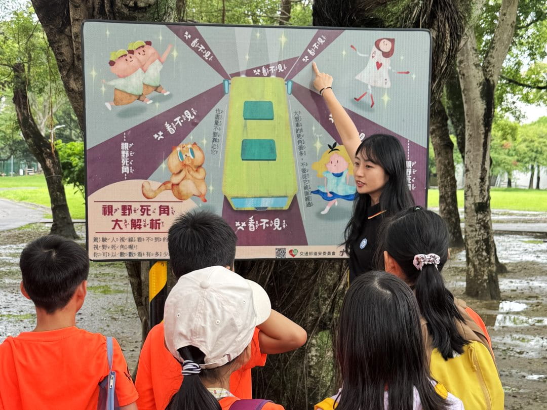 TÜV SÜD透過模擬汽車駕駛座位,孩子們可以親身體驗駕駛者在不同角度下的視野,直觀地了解到視野死角對於交通安全的重要影響。