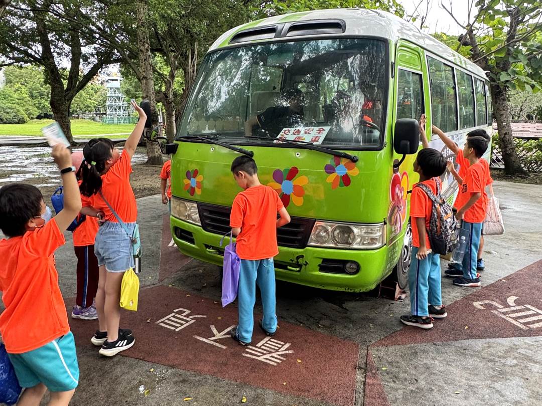 TÜV SÜD透過模擬汽車駕駛座位,孩子們可以親身體驗駕駛者在不同角度下的視野,直觀地了解到視野死角對於交通安全的重要影響。