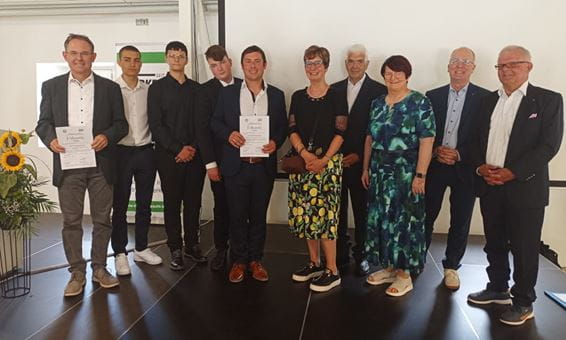 Michael Kreil, Schüler der Wirtschafts-Mittelschule Eggenfelden, Tobias Abtmeier, Eva Maria Schwab, Wolfgang Gerstberger, Susanne Hecht, Matthias Andreesen, Bernhard Behm (v.l.)
