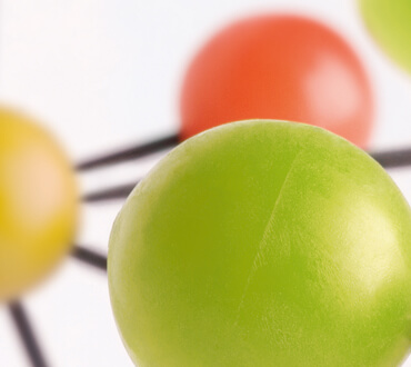 Bunte Kugeln bilden Netzwerk