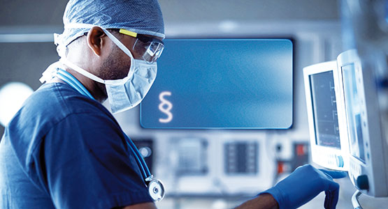 Arzt liest Whitepaper Laserschutz