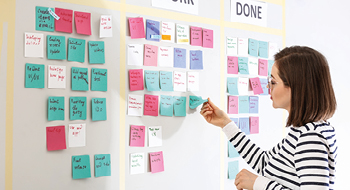Frau vor Creative Board