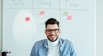 Man vor Whiteboard