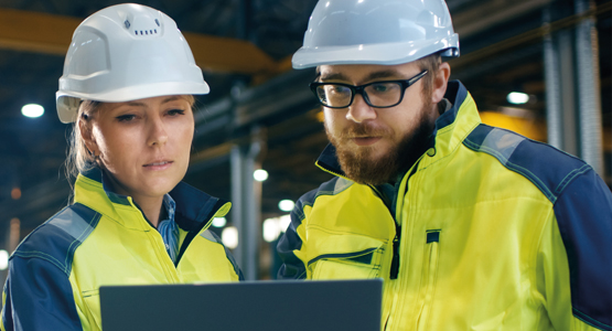 Bauingenieure vor Notebook