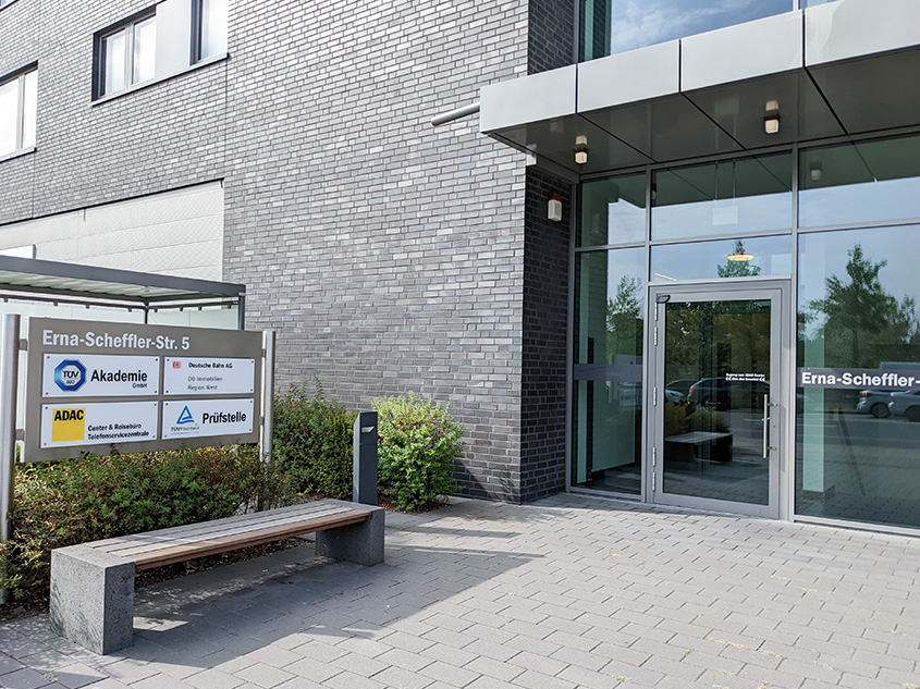 T&Uuml;V S&Uuml;D Akademie K&ouml;ln Eingang