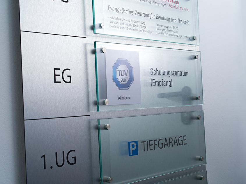 T&Uuml;V S&Uuml;D Akademie Frankfurt Beschilderung