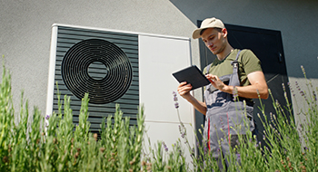 Techniker vor W&auml;rmepumpe