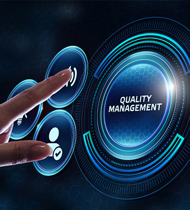 Digitaler Knopf wird von Finger gedr&uuml;ckt