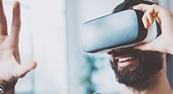 Mann mit VR-Brille