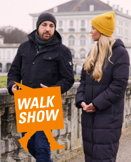 Momentaufnahme Walkshow - Moderatorin mit Experte im Gespr&auml;ch