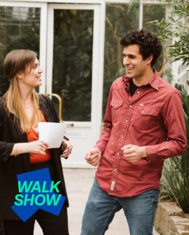 Momentaufnahme Walkshow - Moderatorin mit Experte im Gespr&auml;ch