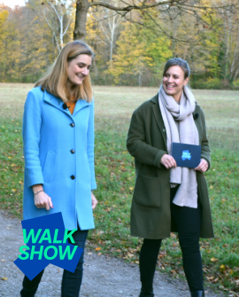 Momentaufnahme Walkshow - Moderatorin mit Expertin im Gespr&auml;ch