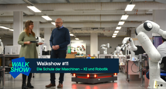 Momentaufnahme Walkshow - Moderatorin mit Experte im Gespr&auml;ch