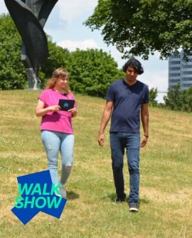 Momentaufnahme Walkshow - Moderatorin mit Experte im Gespr&auml;ch