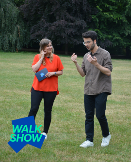 Momentaufnahme Walkshow - Moderatorin mit Experte im Gespr&auml;ch