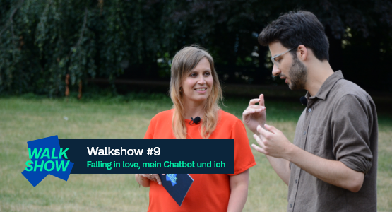 Momentaufnahme Walkshow - Moderatorin mit Experte im Gespr&auml;ch